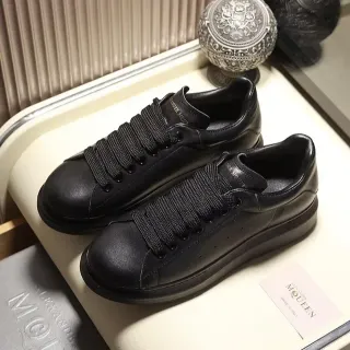 Alexander McQueen ओवरसाइज्ड ब्लैक लाइफस्टाइल स्नीकर
