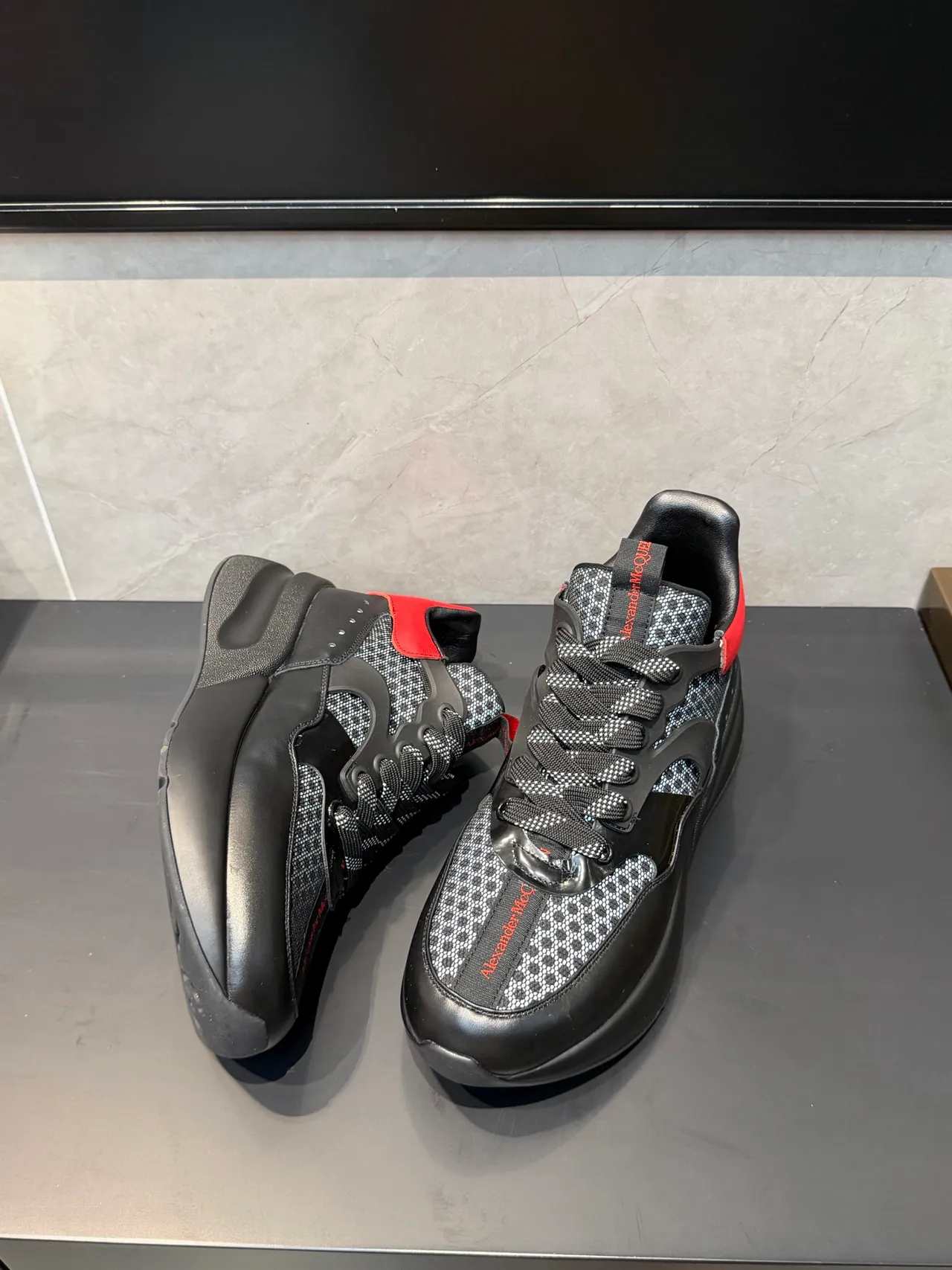 Alexander McQueen 超大号运动鞋 黑色红色 轮廓 雕塑 多层底 厚底运动鞋 3