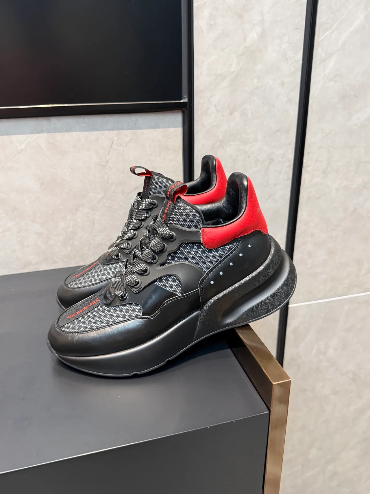 Alexander McQueen 超大号运动鞋 黑色红色 轮廓 雕塑 多层底 厚底运动鞋 4