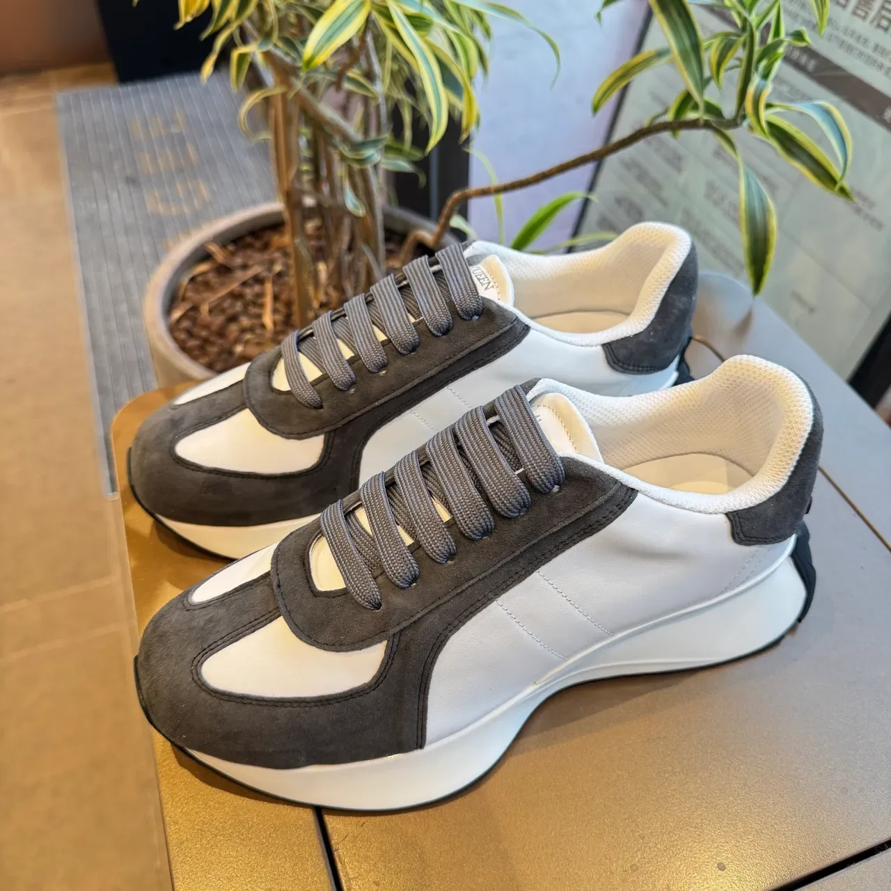 Alexander McQueen zapatillas oversized en blanco y negro de ante para estilo de vida 2