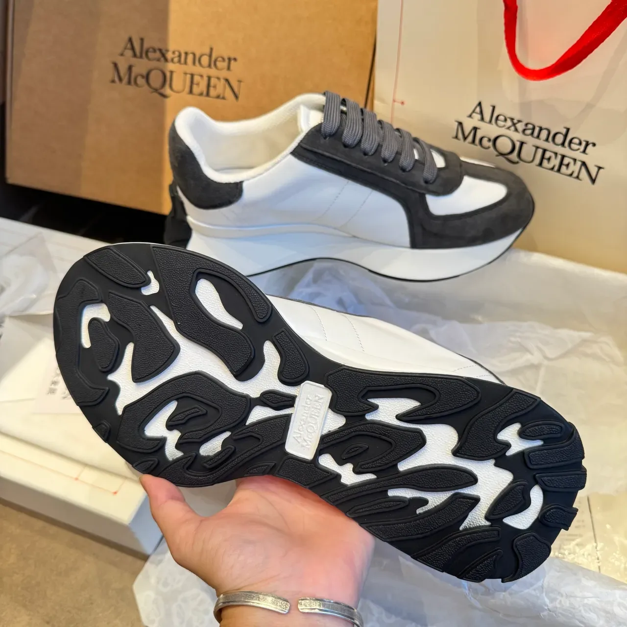 Alexander McQueen zapatillas oversized en blanco y negro de ante para estilo de vida 3