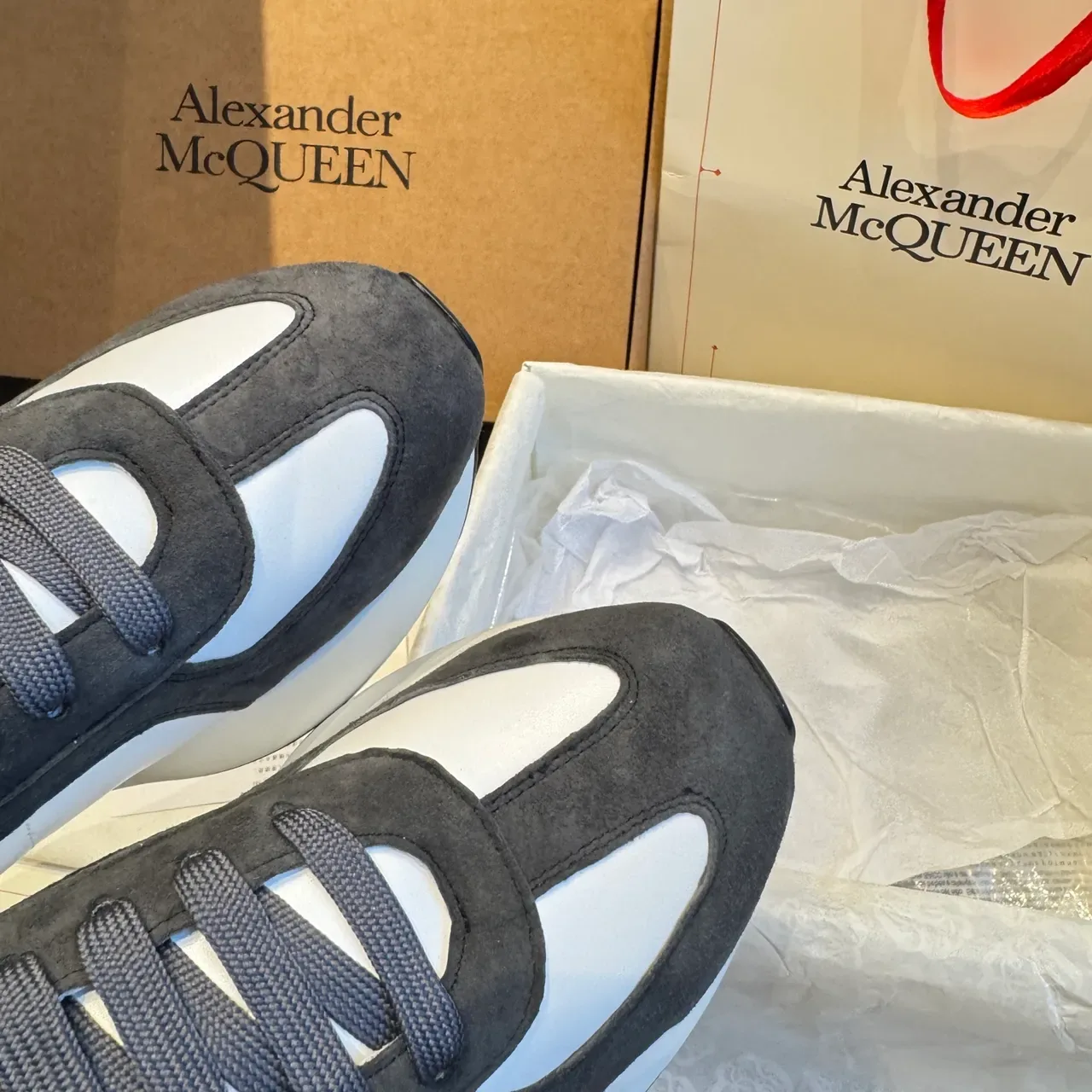 Alexander McQueen zapatillas oversized en blanco y negro de ante para estilo de vida 4