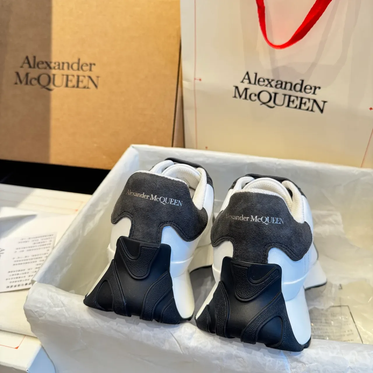 Alexander McQueen zapatillas oversized en blanco y negro de ante para estilo de vida 5