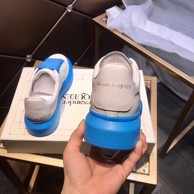 Alexander McQueen Sneakers Oversized Blanc et Bleu Lifestyle 2