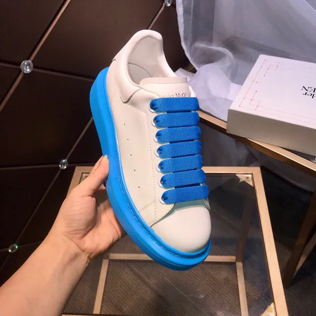 Alexander McQueen Sneakers Oversized Blanc et Bleu Lifestyle 3