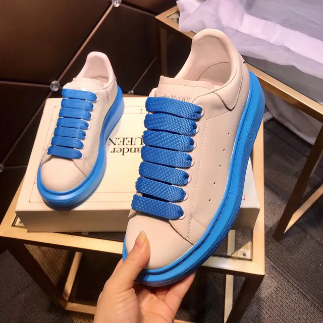 Alexander McQueen Sneakers Oversized Blanc et Bleu Lifestyle 4