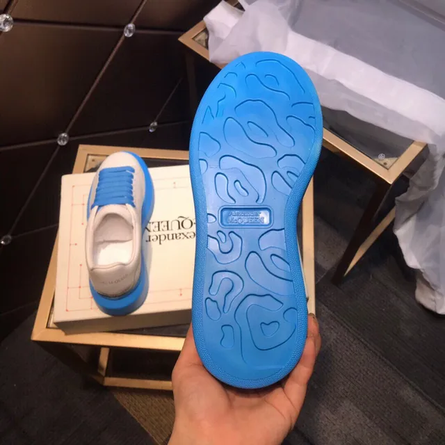 Alexander McQueen Sneakers Oversized Blanc et Bleu Lifestyle 5