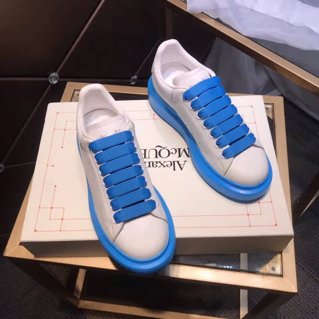 Alexander McQueen Sneakers Oversized Blanc et Bleu Lifestyle 7