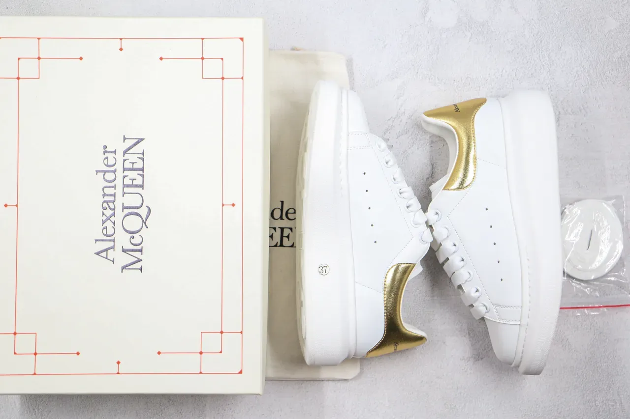 Alexander McQueen Oversized أحذية رياضية أبيض وذهبي نمط حياة 2