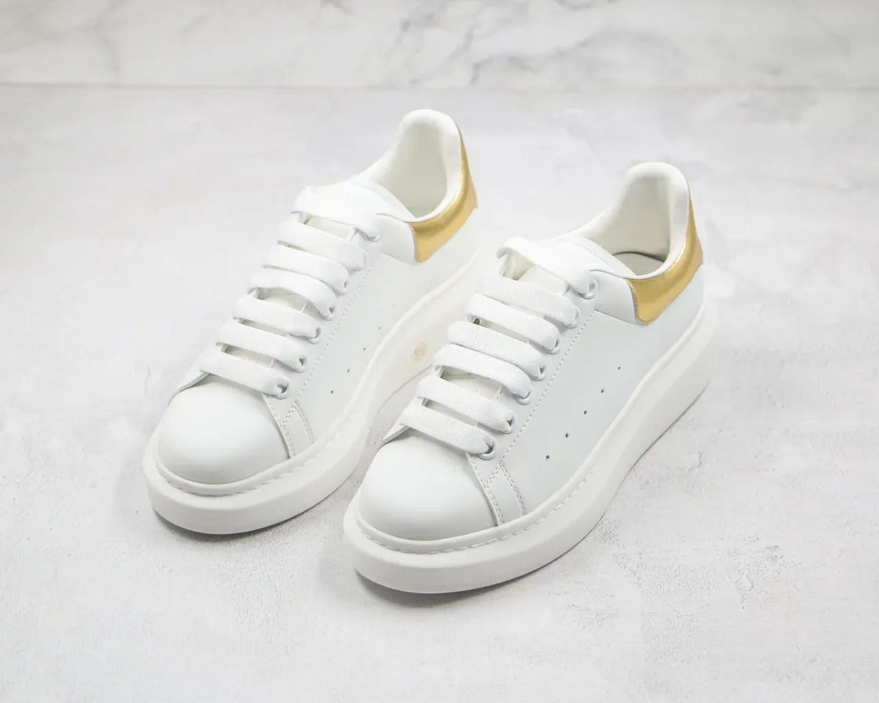 Alexander McQueen Oversized أحذية رياضية أبيض وذهبي نمط حياة 5