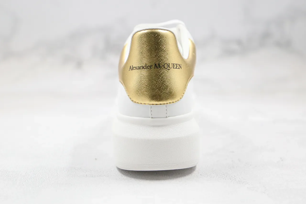 Alexander McQueen Oversized أحذية رياضية أبيض وذهبي نمط حياة 6