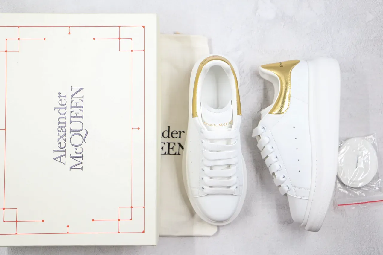 Alexander McQueen Oversized أحذية رياضية أبيض وذهبي نمط حياة 9