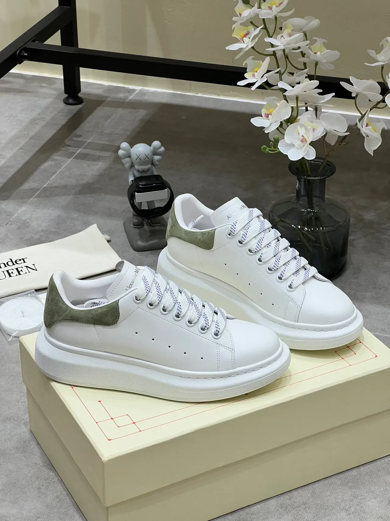 Alexander McQueen Oversized Sneaker White Army Green Platform Sole Smooth Leather Upper Lifestyle Sneakers 7