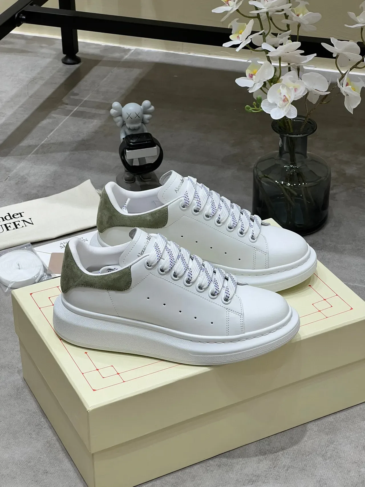 Alexander McQueen Oversized Sneaker White Army Green Platform Sole Smooth Leather Upper Lifestyle Sneakers 9