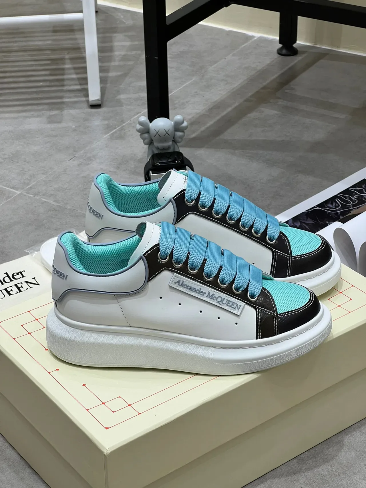 Alexander McQueen Oversized Tênis Branco Preto Turquesa Lifestyle Sneakers 9