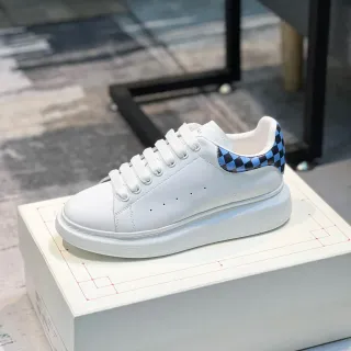 Alexander McQueen व्हाइट ब्लू ओवरसाइज प्लेटफॉर्म सोल स्मूथ लेदर अपर लाइफस्टाइल स्नीकर