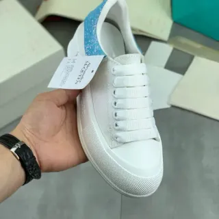 Alexander McQueen ओवरसाइज स्नीकर सफेद नीला सिल्हूट चमकदार हील टैब लाइफस्टाइल स्नीकर