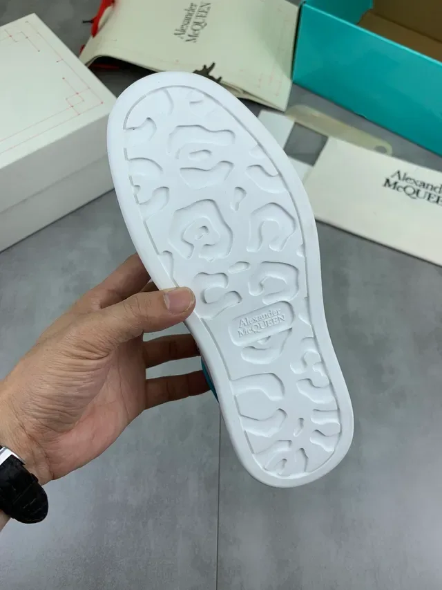 Alexander McQueen Sneaker oversized Blanc Bleu Silhouette Pailleté Étiquette Talon Sneakers Lifestyle 2