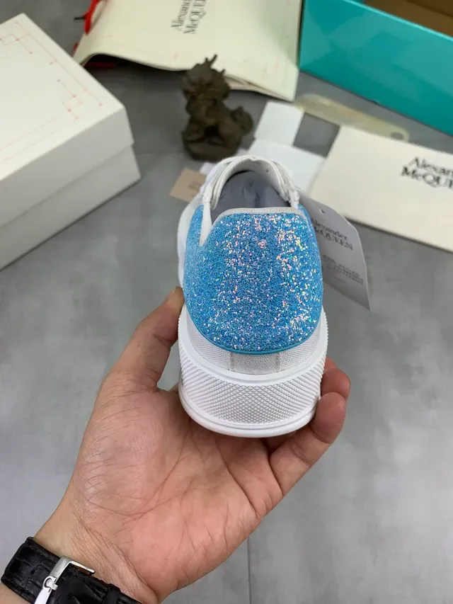 Alexander McQueen Sneaker oversized Blanc Bleu Silhouette Pailleté Étiquette Talon Sneakers Lifestyle 3