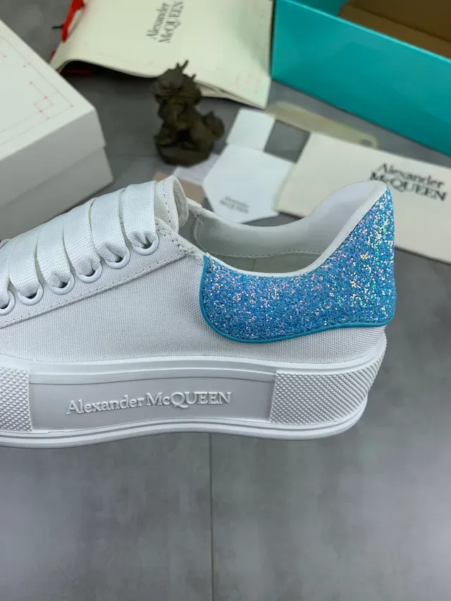 Alexander McQueen Sneaker oversized Blanc Bleu Silhouette Pailleté Étiquette Talon Sneakers Lifestyle 4