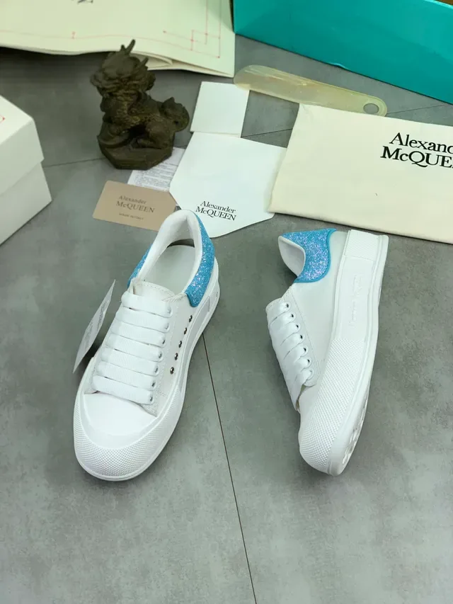 Alexander McQueen Sneaker oversized Blanc Bleu Silhouette Pailleté Étiquette Talon Sneakers Lifestyle 5
