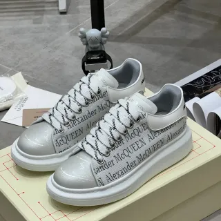 Alexander McQueen ओवरसाइज्ड स्नीकर सफेद ग्रे लोगो-प्रिंट लाइफस्टाइल स्नीकर
