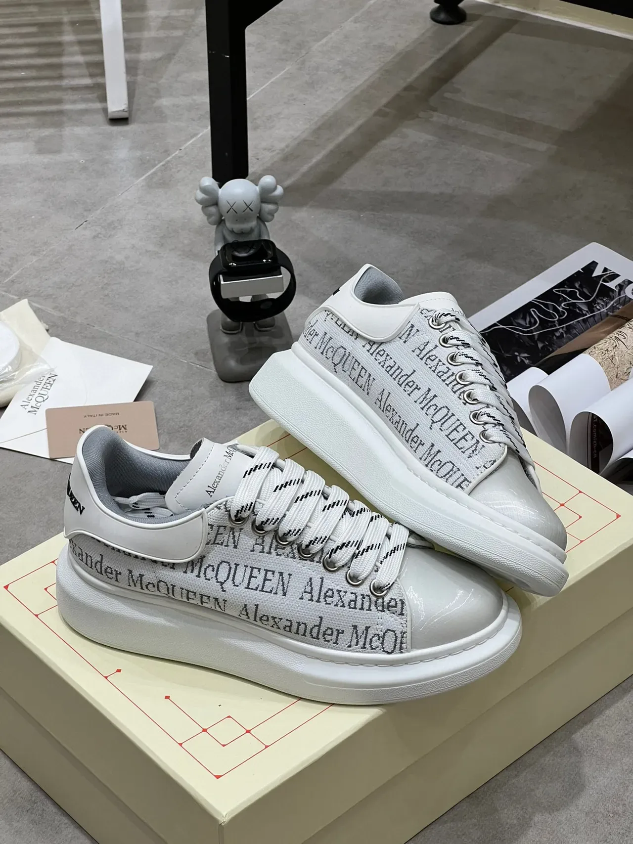 Alexander McQueen ओवरसाइज्ड स्नीकर सफेद ग्रे लोगो-प्रिंट लाइफस्टाइल स्नीकर 3