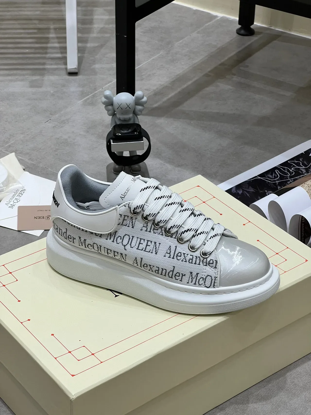 Alexander McQueen ओवरसाइज्ड स्नीकर सफेद ग्रे लोगो-प्रिंट लाइफस्टाइल स्नीकर 4