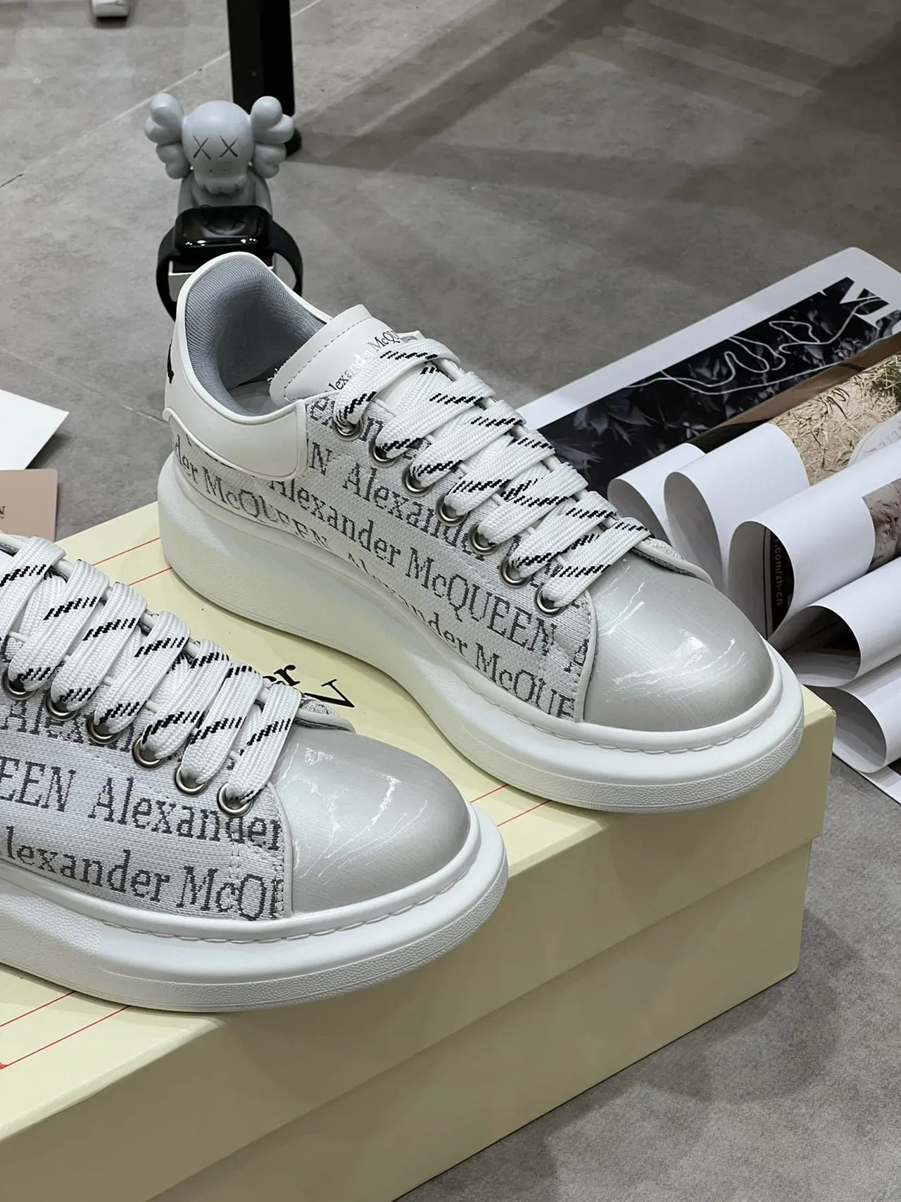 Alexander McQueen ओवरसाइज्ड स्नीकर सफेद ग्रे लोगो-प्रिंट लाइफस्टाइल स्नीकर 5