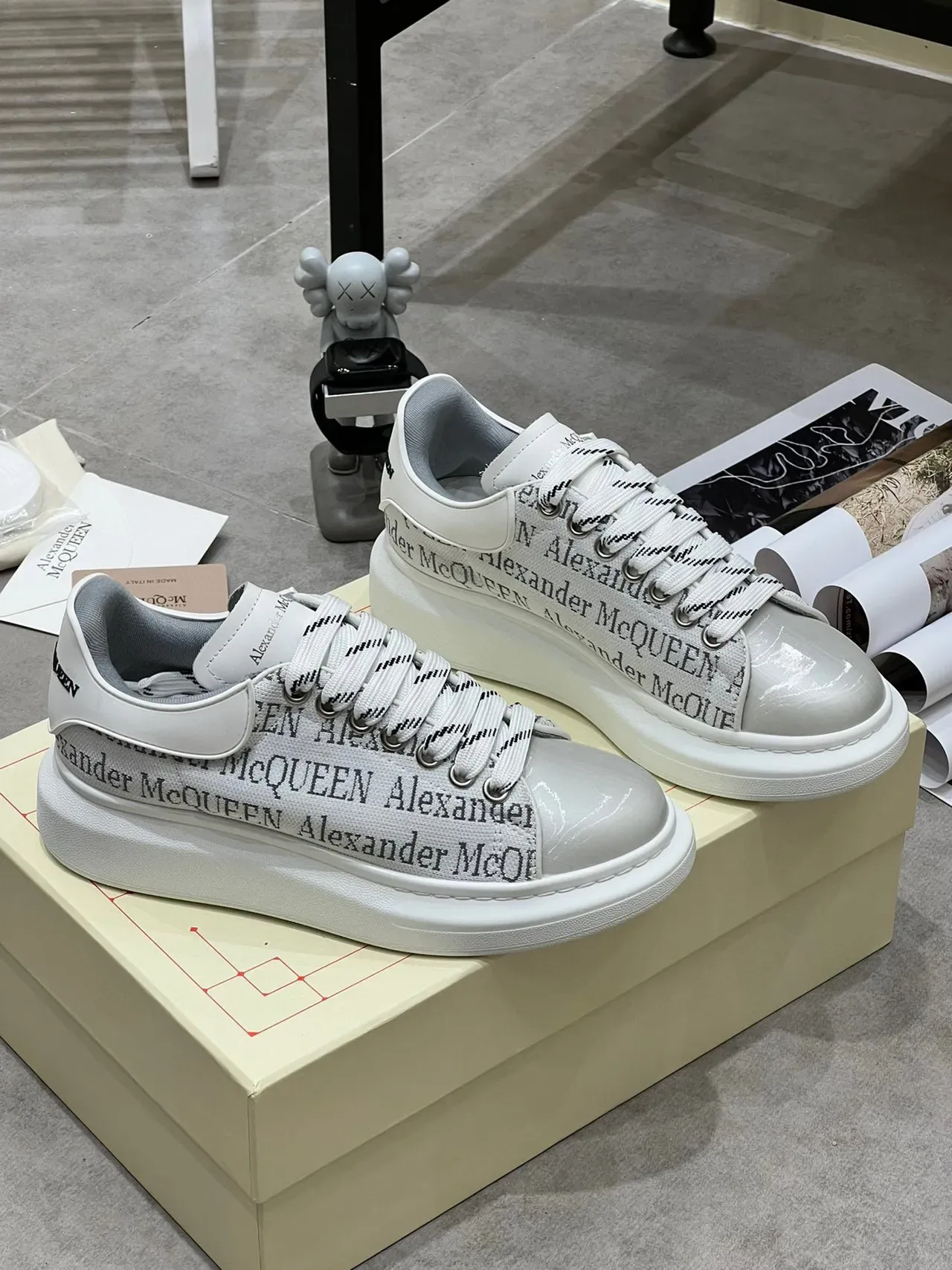 Alexander McQueen ओवरसाइज्ड स्नीकर सफेद ग्रे लोगो-प्रिंट लाइफस्टाइल स्नीकर 6