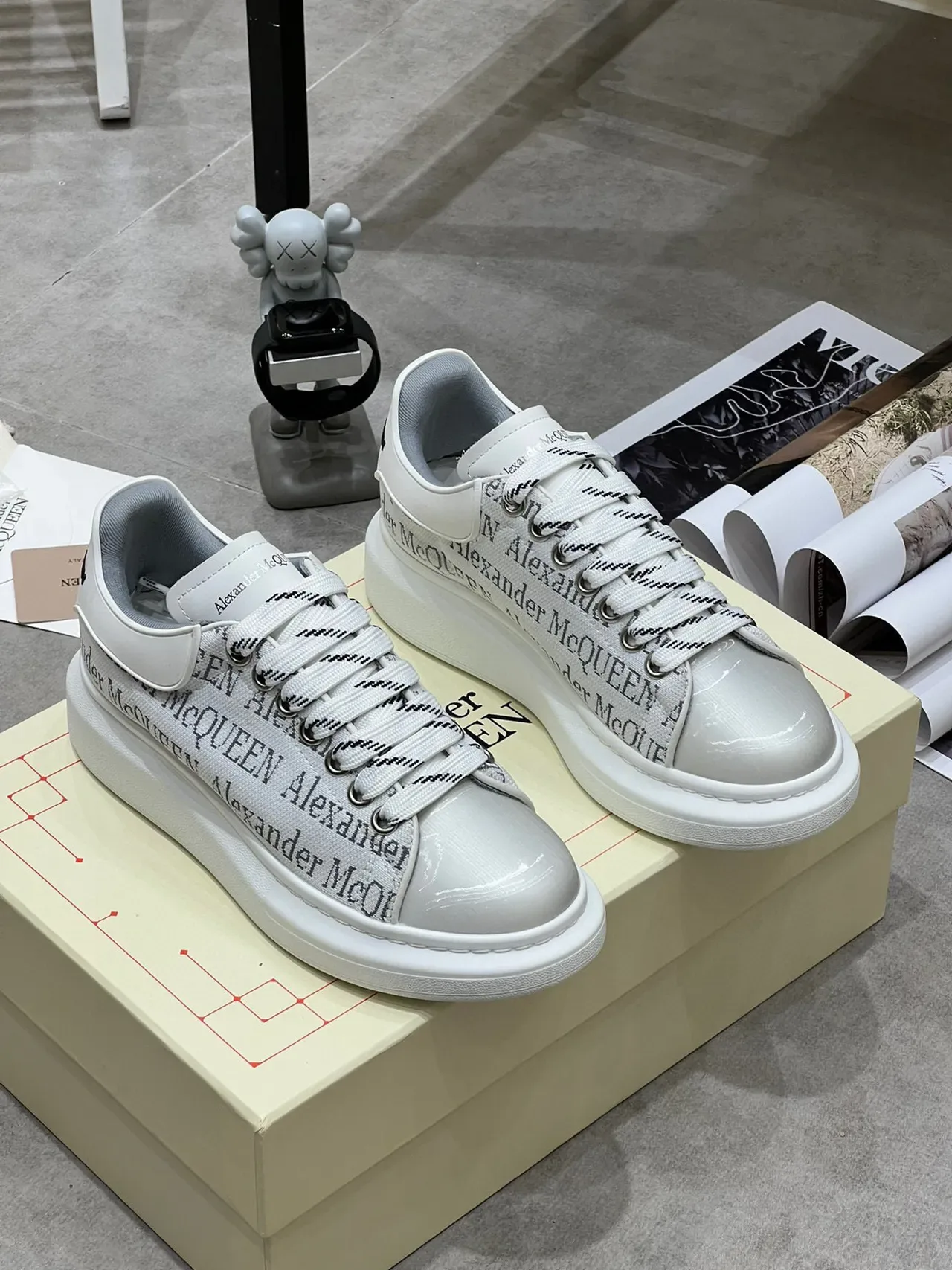 Alexander McQueen ओवरसाइज्ड स्नीकर सफेद ग्रे लोगो-प्रिंट लाइफस्टाइल स्नीकर 7