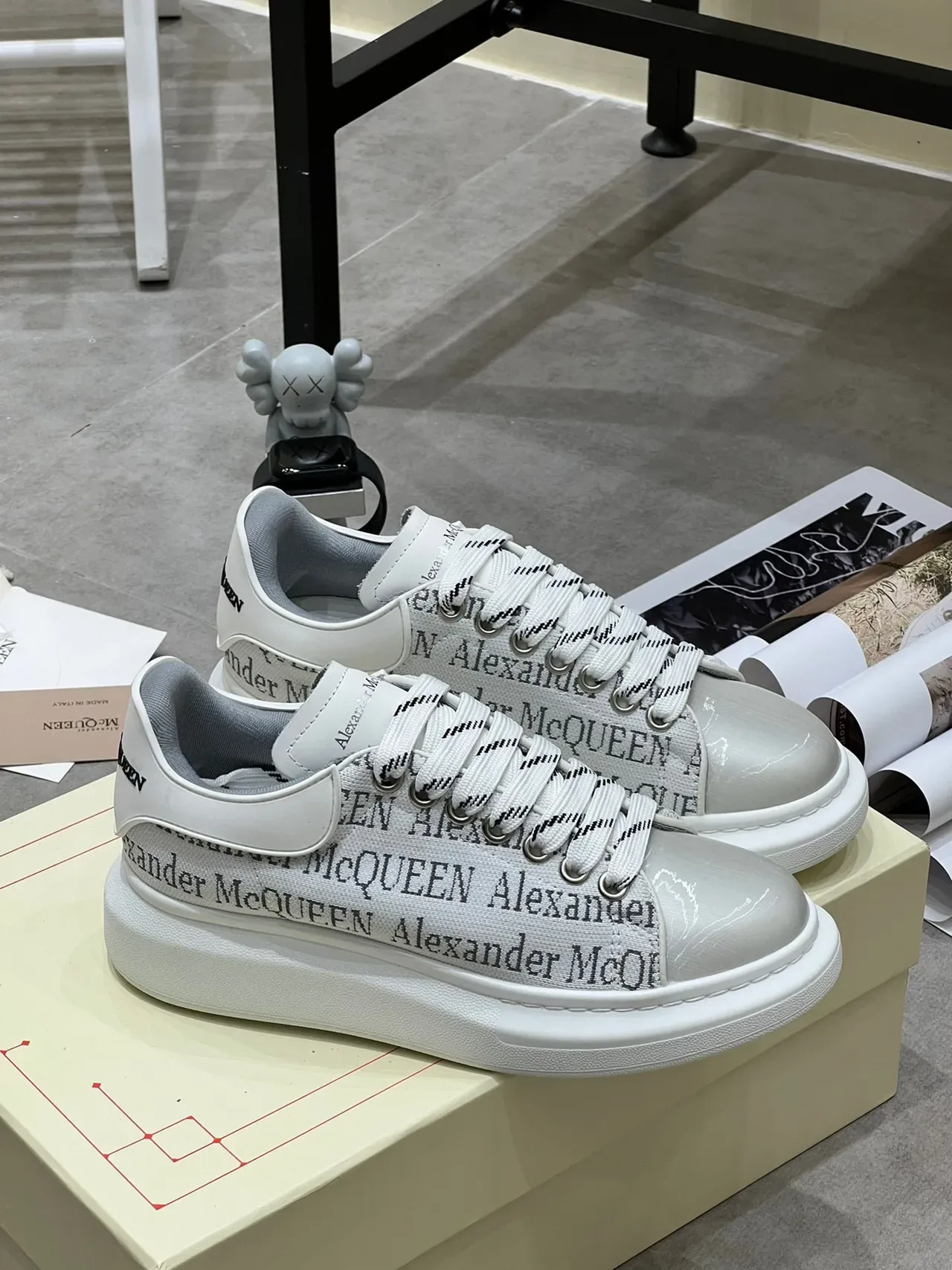 Alexander McQueen ओवरसाइज्ड स्नीकर सफेद ग्रे लोगो-प्रिंट लाइफस्टाइल स्नीकर 9