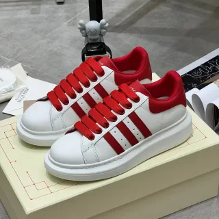 Alexander McQueen ओवरसाइज्ड सफेद लाल लाइफस्टाइल स्नीकर