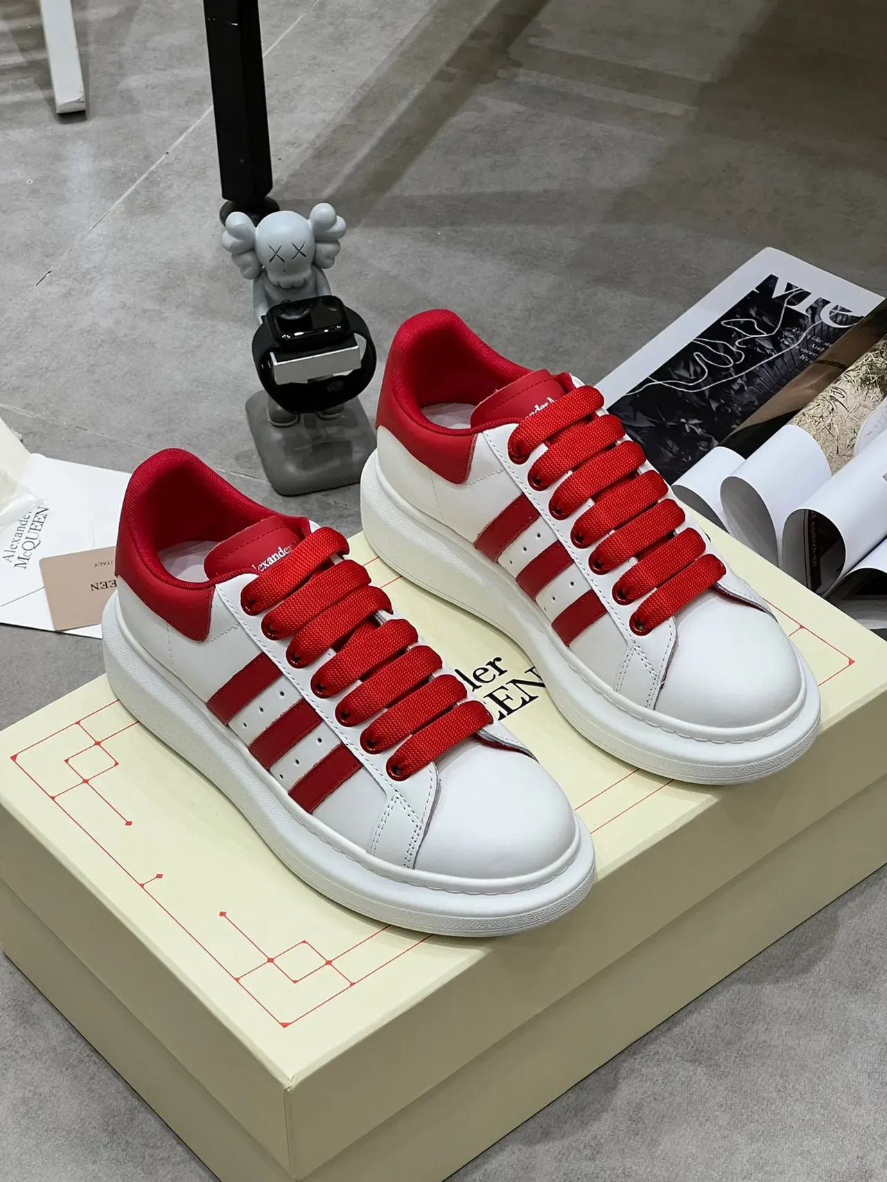Alexander McQueen ओवरसाइज्ड सफेद लाल लाइफस्टाइल स्नीकर 3