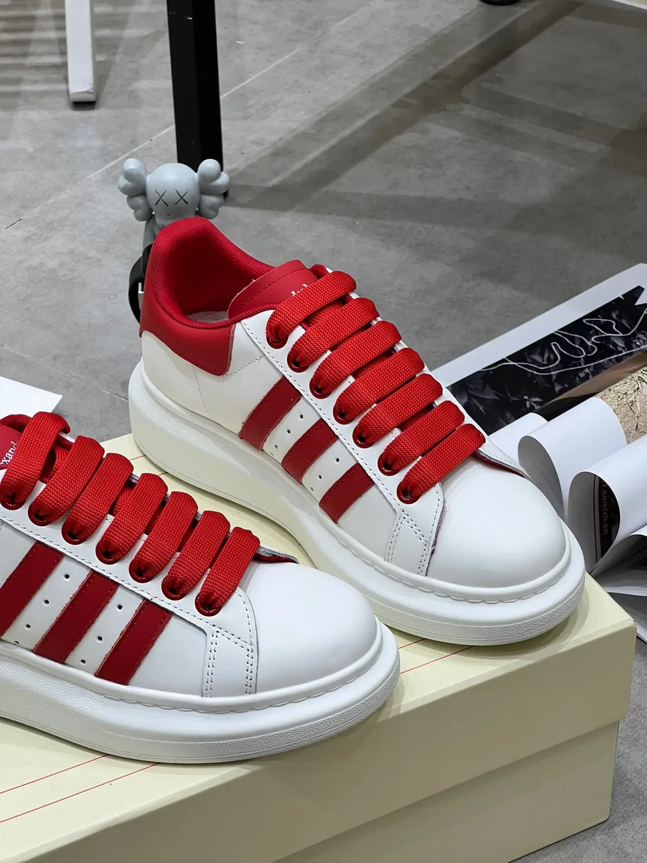Alexander McQueen ओवरसाइज्ड सफेद लाल लाइफस्टाइल स्नीकर 6