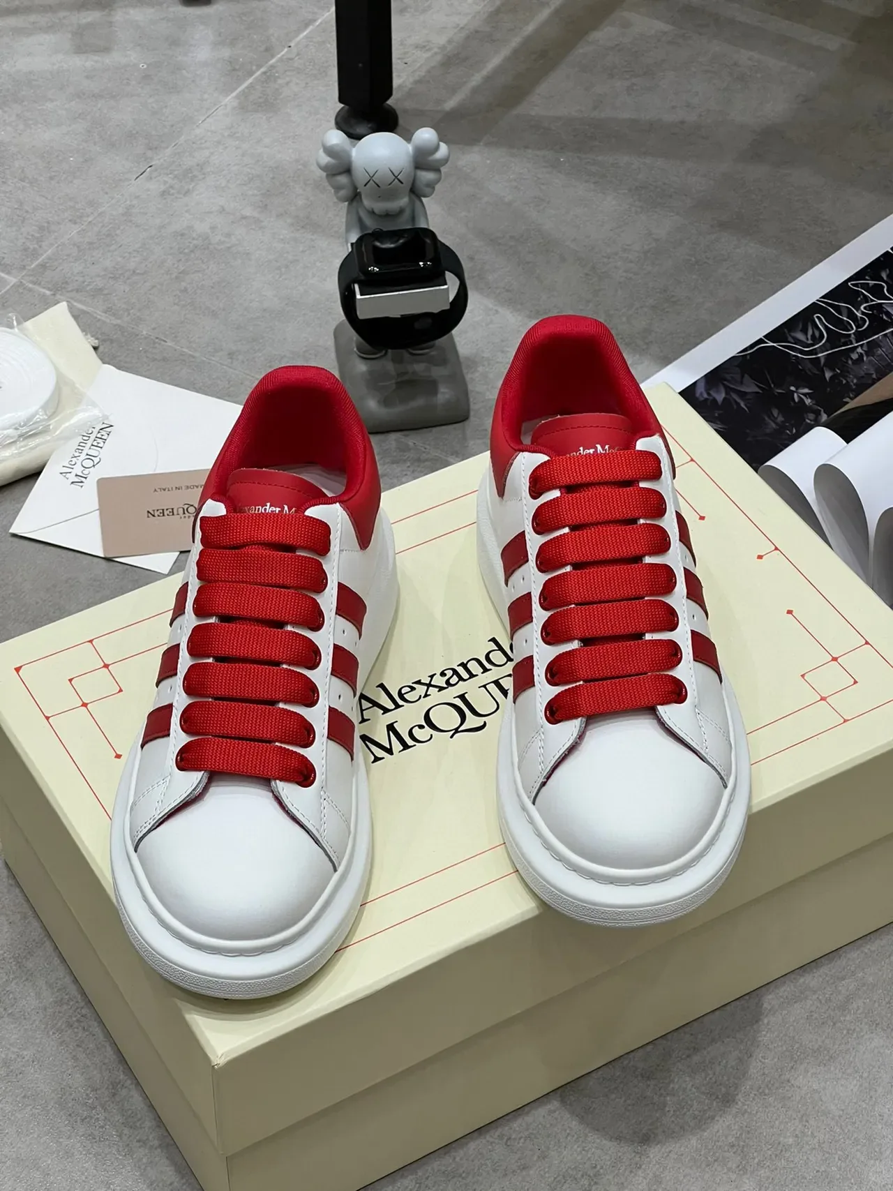 Alexander McQueen ओवरसाइज्ड सफेद लाल लाइफस्टाइल स्नीकर 9