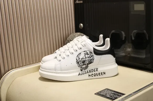 Alexander McQueen أحذية رياضية لايف ستايل أبيض متعدد الألوان Low-Top مع زخارف جرافيكية 8