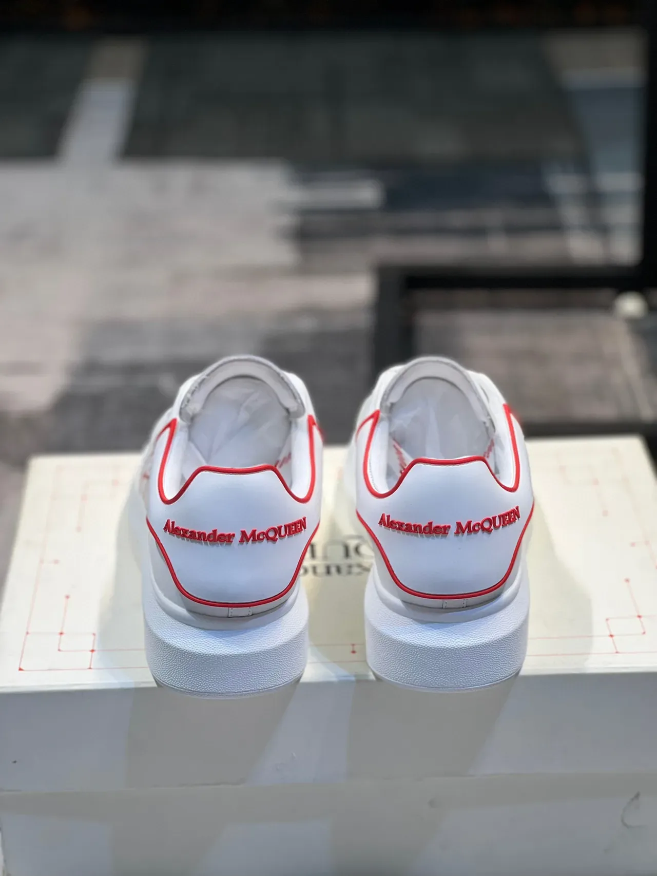 生活方式运动鞋 Alexander McQueen 白红 厚底平台 镂空皮革鞋面 2