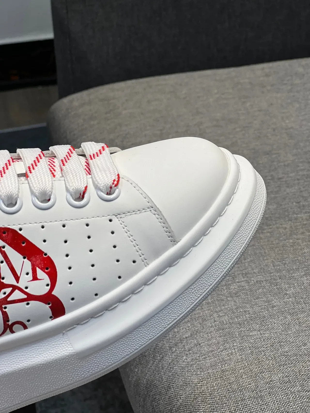 生活方式运动鞋 Alexander McQueen 白红 厚底平台 镂空皮革鞋面 3