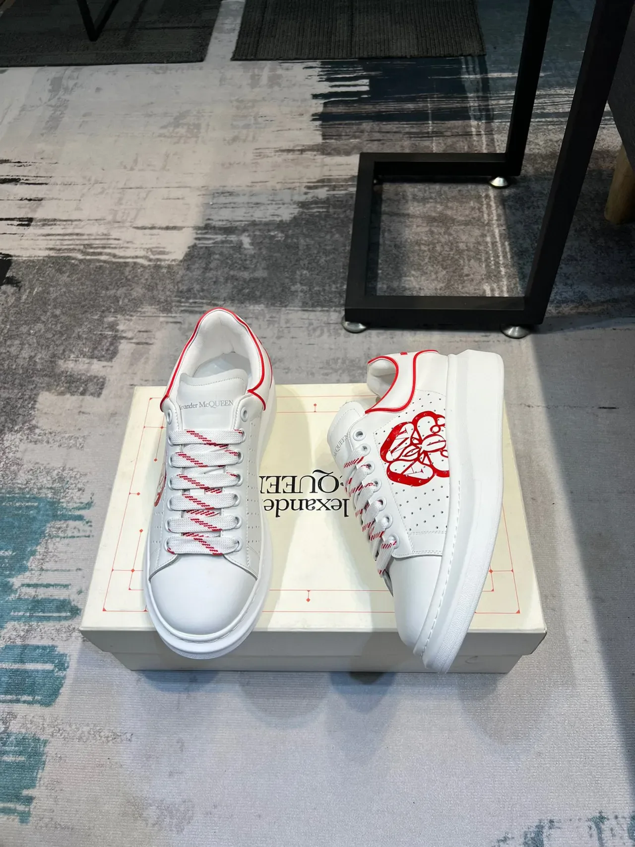 生活方式运动鞋 Alexander McQueen 白红 厚底平台 镂空皮革鞋面 4