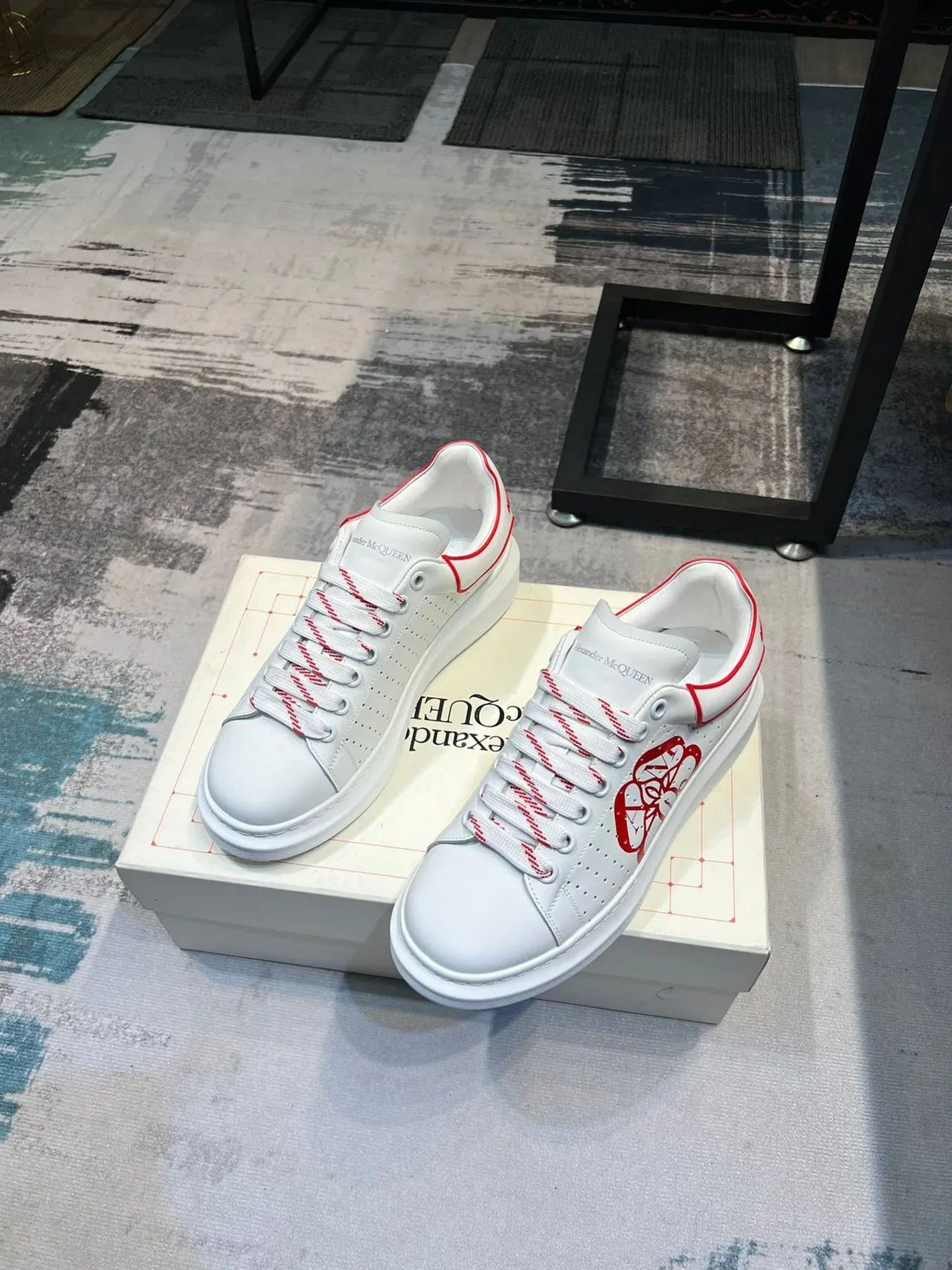 生活方式运动鞋 Alexander McQueen 白红 厚底平台 镂空皮革鞋面 5