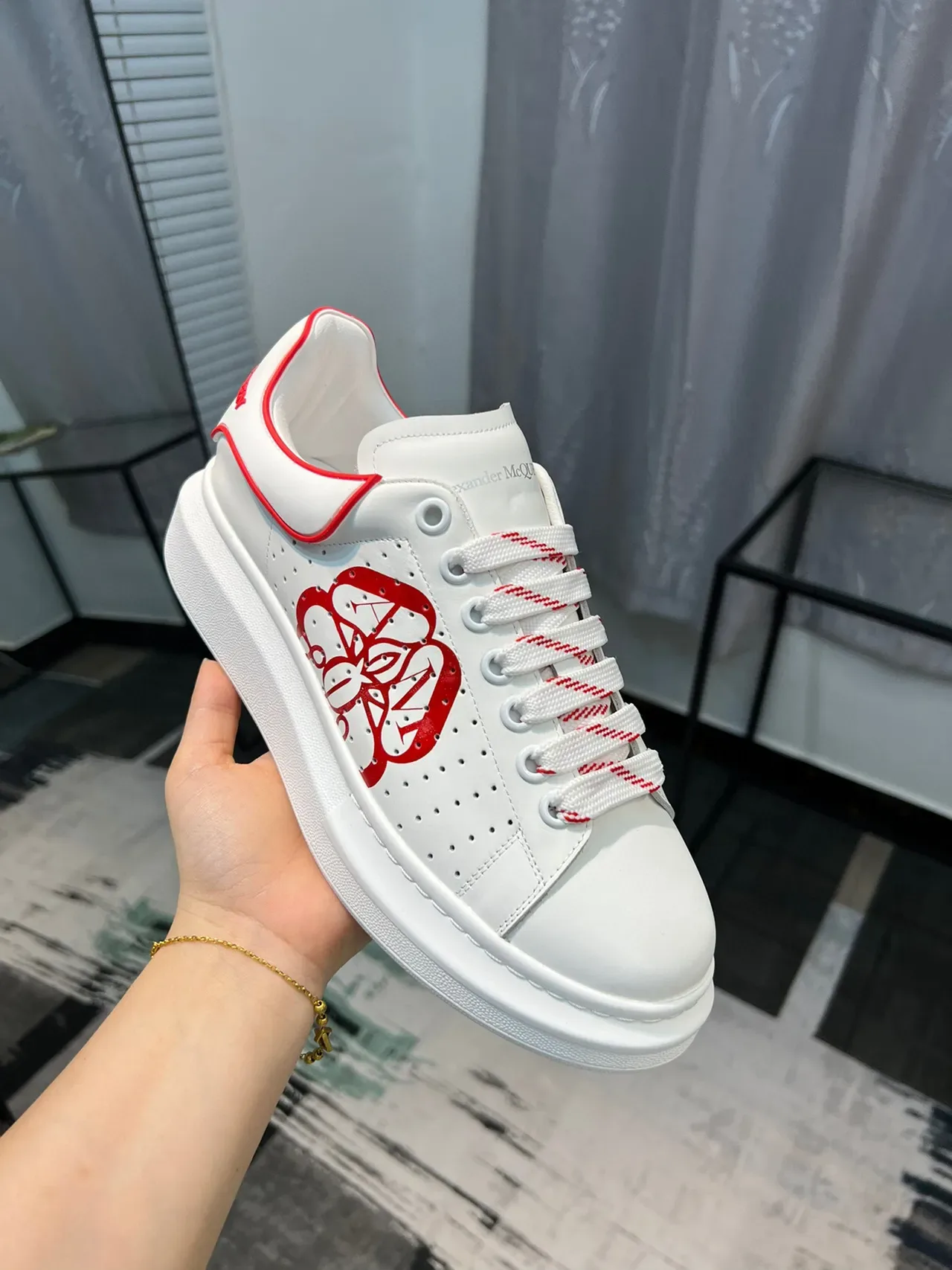 生活方式运动鞋 Alexander McQueen 白红 厚底平台 镂空皮革鞋面 6