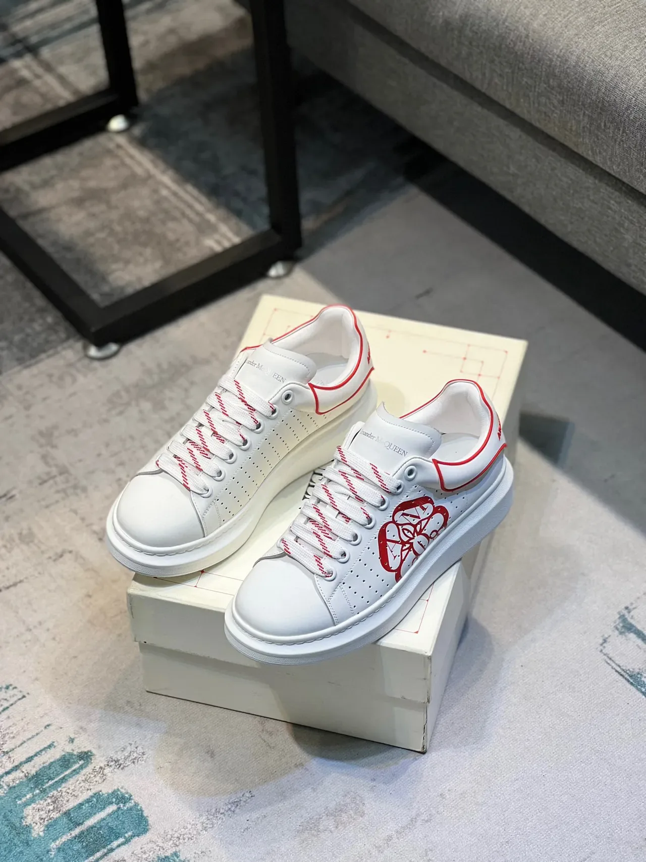 生活方式运动鞋 Alexander McQueen 白红 厚底平台 镂空皮革鞋面 7