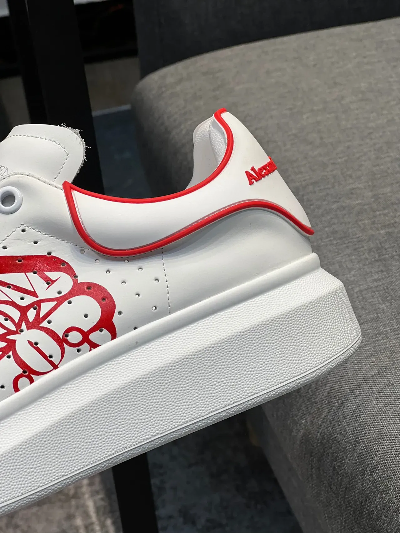 生活方式运动鞋 Alexander McQueen 白红 厚底平台 镂空皮革鞋面 8