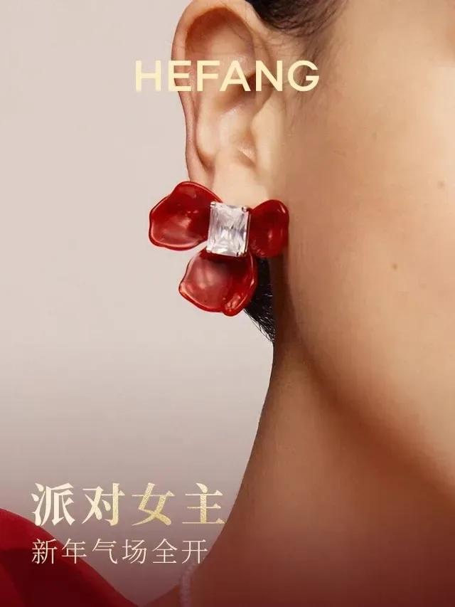 Alexander Wang लाल पारदर्शी फ्लोरल मोटिफ ग्लॉसी रेजिन पेटल्स ईयररिंग्स 3