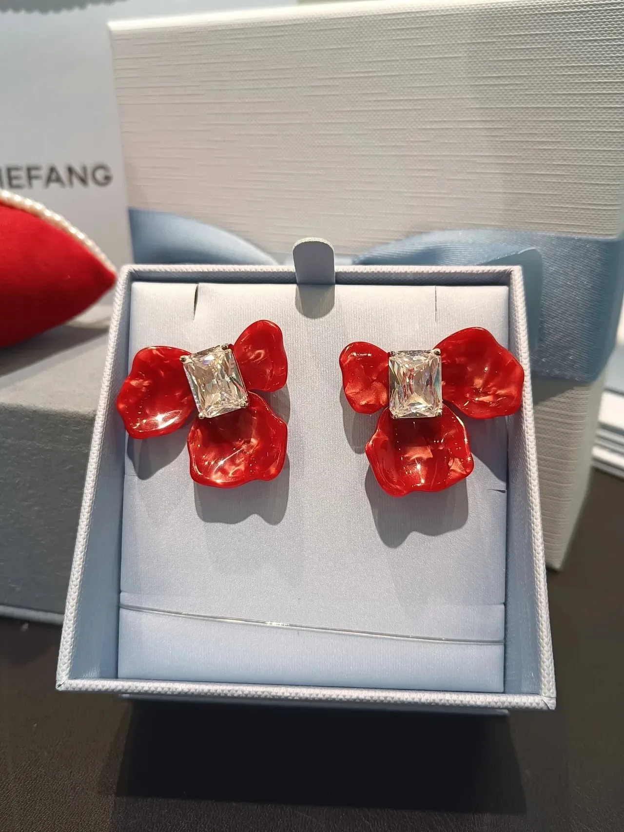 Alexander Wang लाल पारदर्शी फ्लोरल मोटिफ ग्लॉसी रेजिन पेटल्स ईयररिंग्स 9