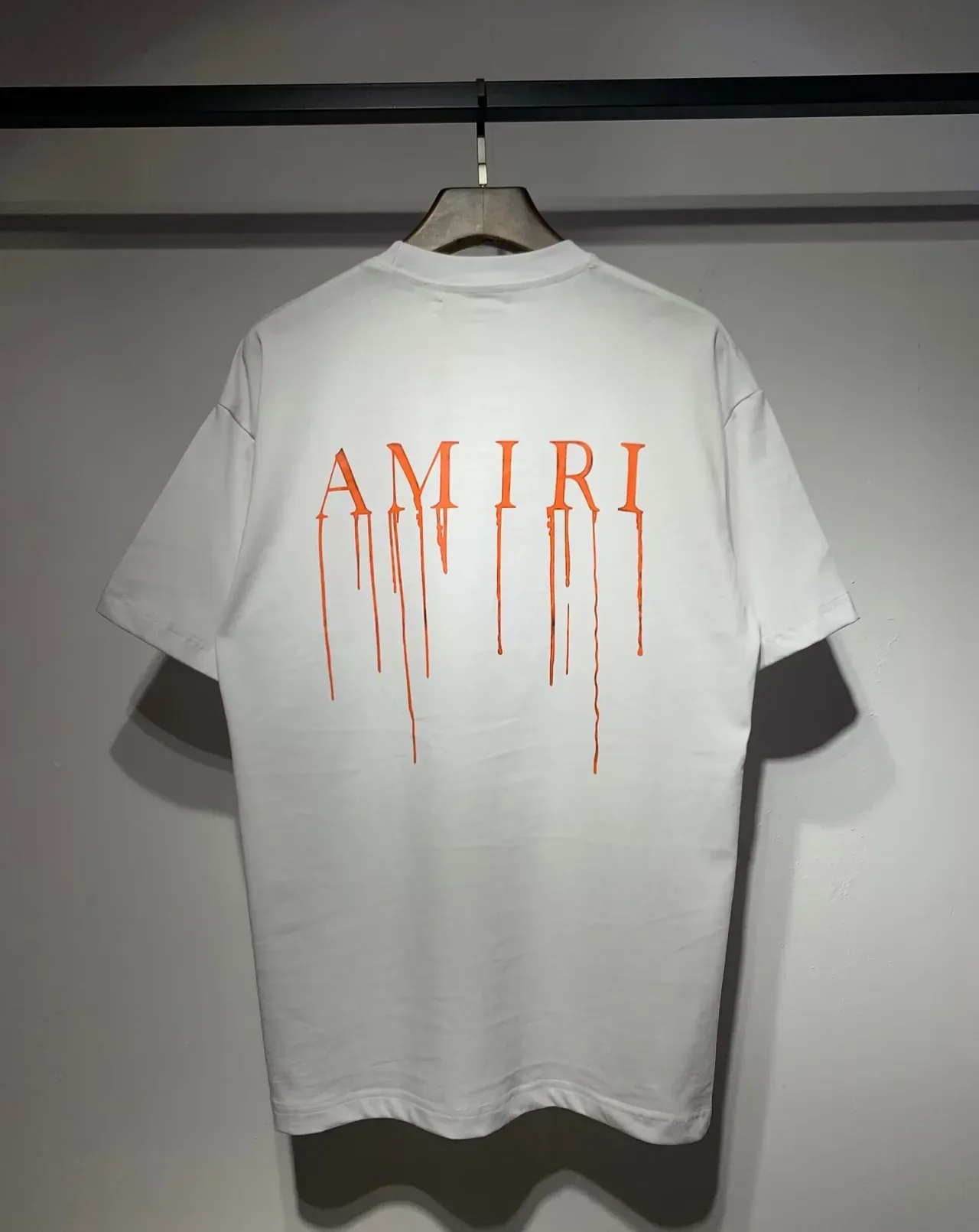 تيشيرت جرافيك Amiri بشعار متقطر 11