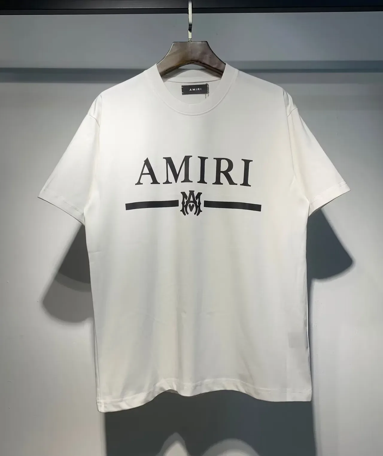 تي شيرت Amiri بشعار جرافيك 9