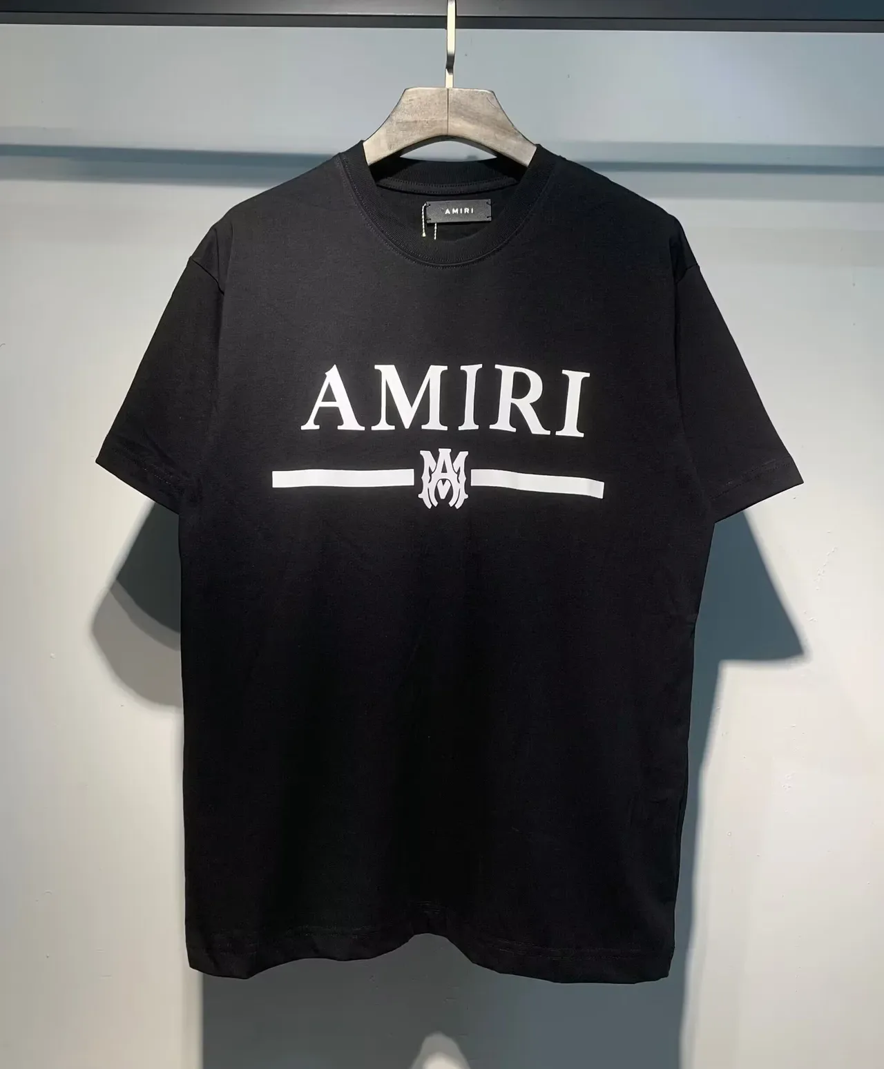 تي شيرت Amiri بشعار جرافيك 11