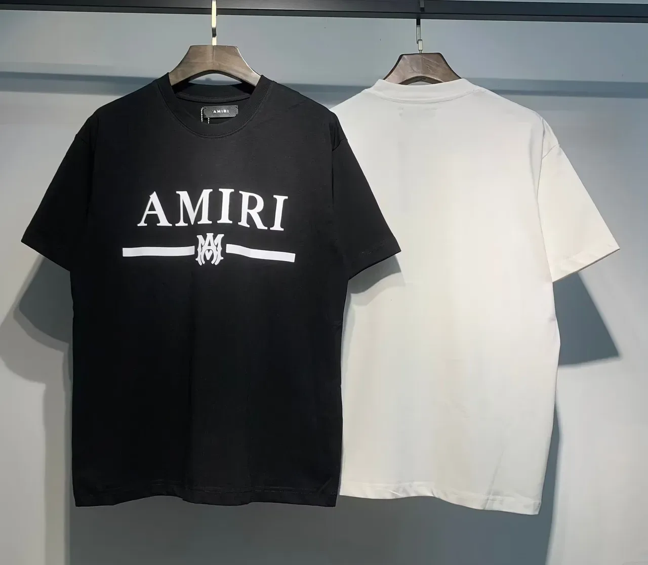 تي شيرت Amiri بشعار جرافيك 12